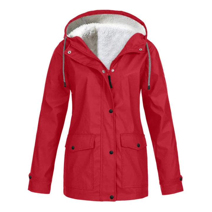 Modelo con abrigo impermeable de mujer, corte medio. Chaqueta cálida y elegante para lluvia y frío.