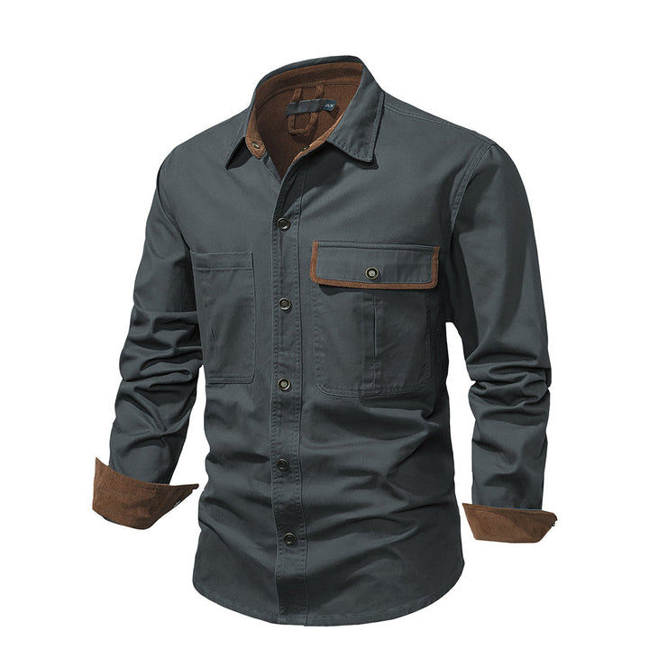 Camisa gris oscuro de manga larga para hombre, puños claros contrastantes, un básico versátil y formal.