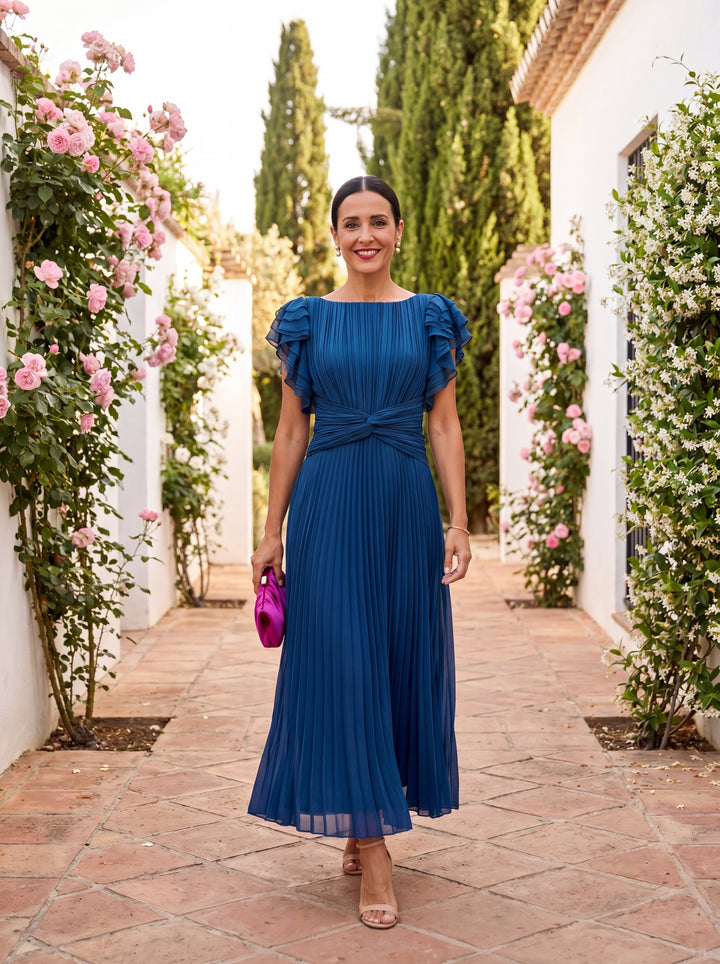 Detalle de moda femenina: vestido plisado sofisticado para eventos formales y ceremonias.