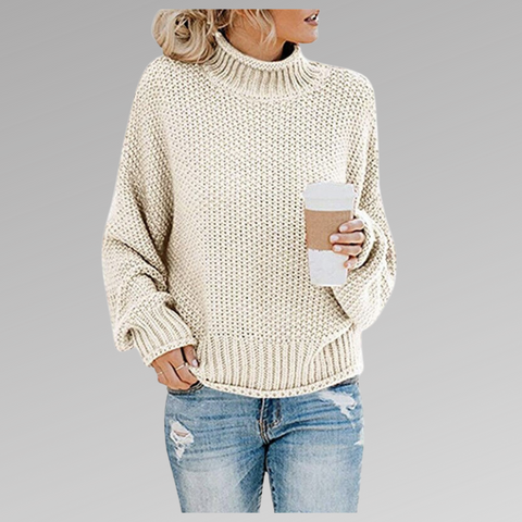 Mujer luciendo jersey DELFINA de punto con cuello alto. Pullover casual elegante, ideal para el frío y moda de invierno.