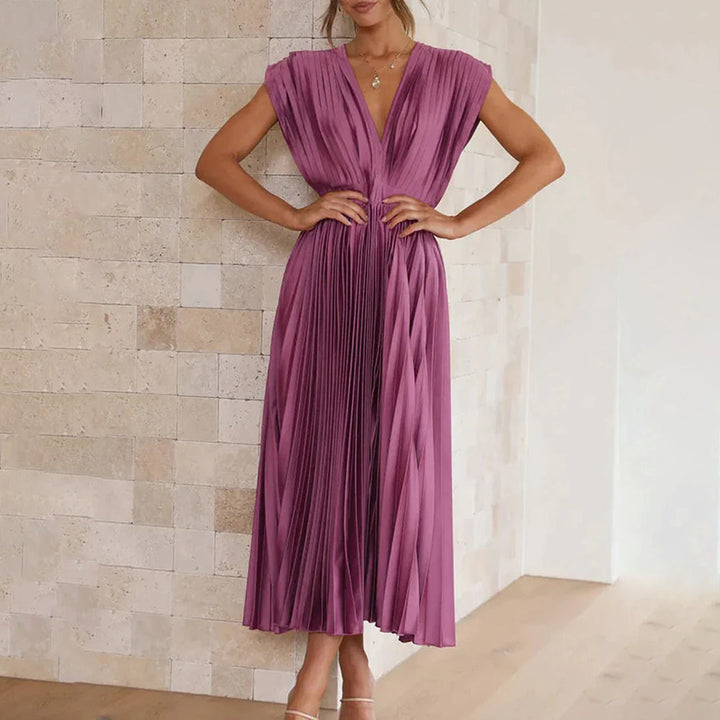 Vestido elegante con escote V y espalda descubierta, diseño plisado. Ropa de fiesta de mujer.