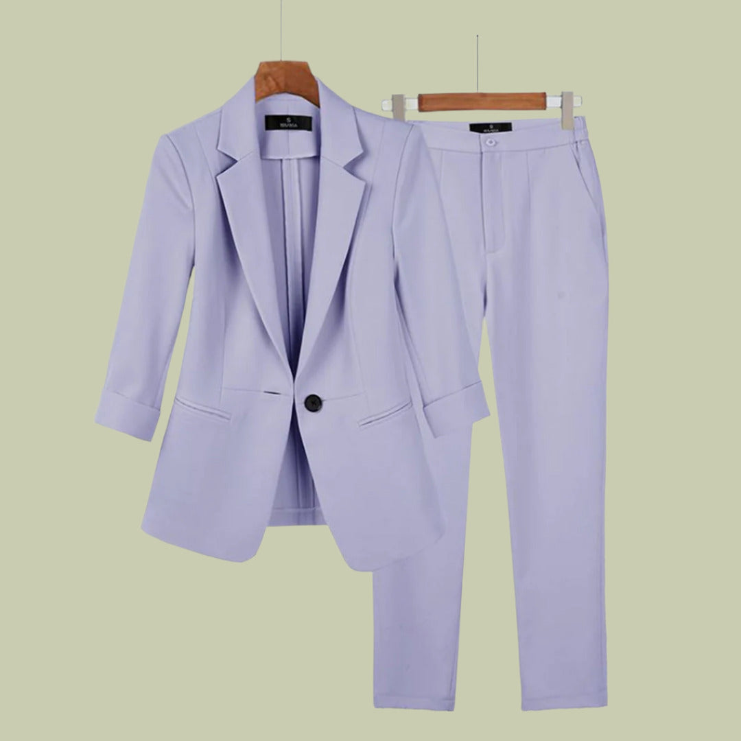 Conjunto de oficina elegante y versátil para mujer. Ideal para un estilo casual chic o formal de negocios.