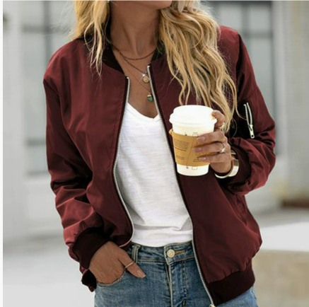 Detalle de chaqueta bomber larga para mujer con cremallera. Prenda de moda urbana, cómoda y versátil.