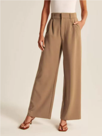 Pantalón fluido de mujer con pierna ancha y talle alto. Elegante y cómodo, ideal para moda casual chic de verano.