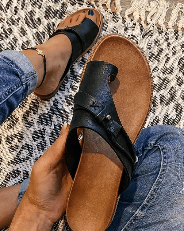 Chanclas ajustables KAIA para mujer, con diseño ortopédico que ofrece soporte y confort ergonómico todo el día.