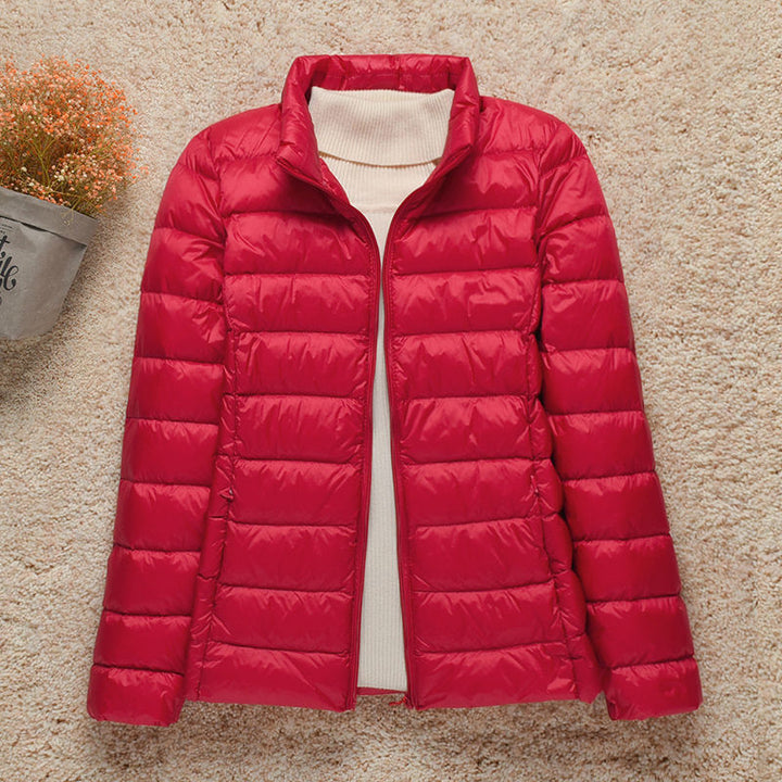 Chaqueta acolchada Quinn de mujer, abrigo ligero con cuello alto, capucha y cremallera, estilo invernal casual.