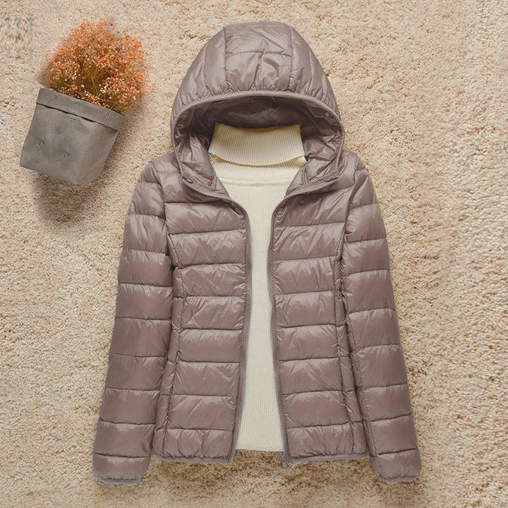 Detalle cremallera chaqueta acolchada Quinn mujer, abrigo de invierno con cuello alto.