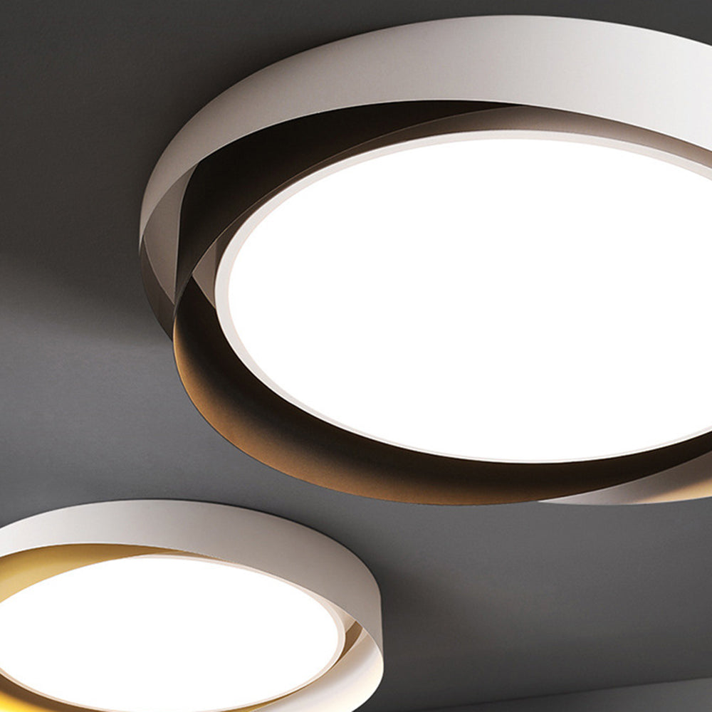 Foco LED de techo negro, minimalista, luz fría para una cocina moderna.