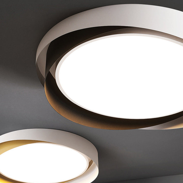 Foco LED de techo negro, minimalista, luz fría para una cocina moderna.