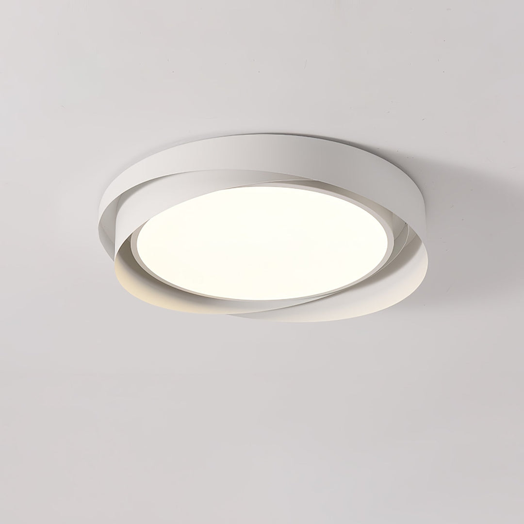 Lámpara de techo LED dorada, minimalista, luz fría para dormitorio elegante.