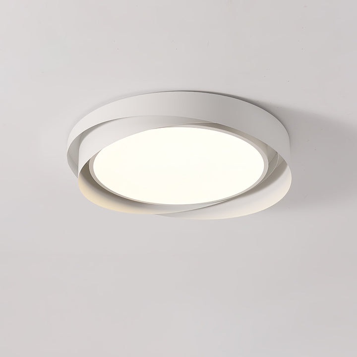 Lámpara de techo LED dorada, minimalista, luz fría para dormitorio elegante.