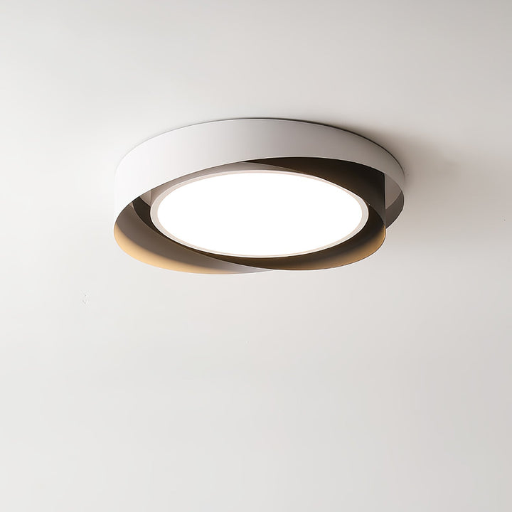 Lámpara de techo LED dorada minimalista, luz cálida en salón.