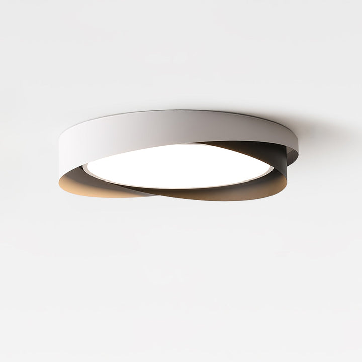 Lámpara de techo LED dorada, luz fría, para dormitorio minimalista.