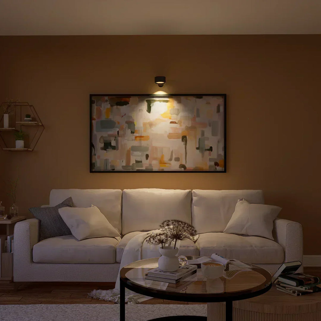 Lámpara LED spotlight inalámbrica, regulable, rotativa 360°, recargable USB, ideal para pared.