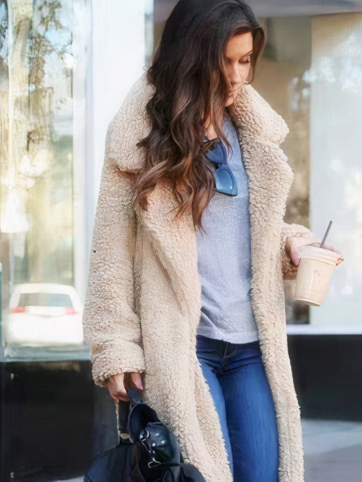 Abrigo de invierno para mujer. Diseño moderno y calidez sutil. Ropa exterior versátil de moda femenina.