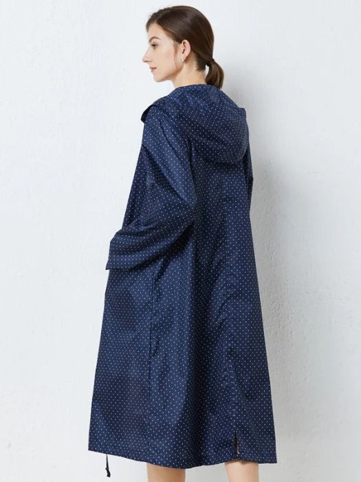 Chaqueta de mujer impermeable cortavientos. Diseño elegante y casual, ideal como rompevientos en primavera.