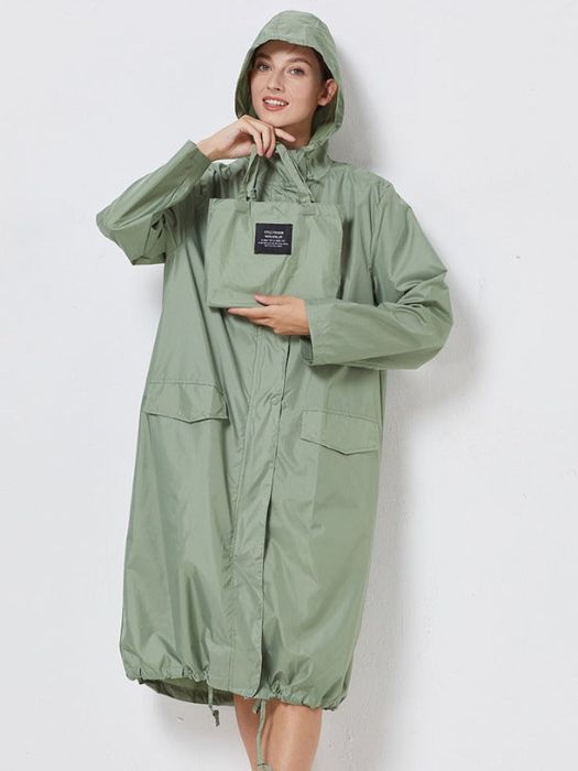 Moderna chaqueta cortavientos impermeable mujer. Ropa de lluvia y prenda de exterior versátil para ella.