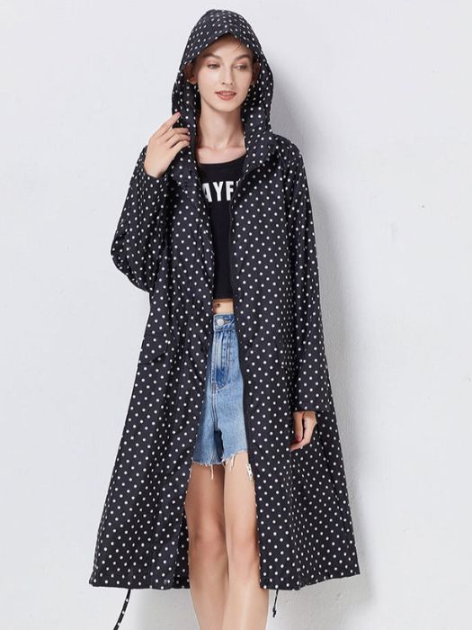 Chaqueta rompevientos impermeable de moda femenina. Prenda de exterior para lluvia con estilo casual.