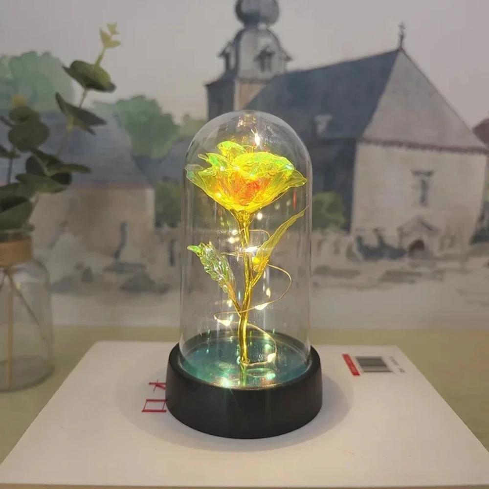 Detalle de la lámpara LED rosa encendida en cúpula de cristal, mostrando su brillo suave y atmosférico.