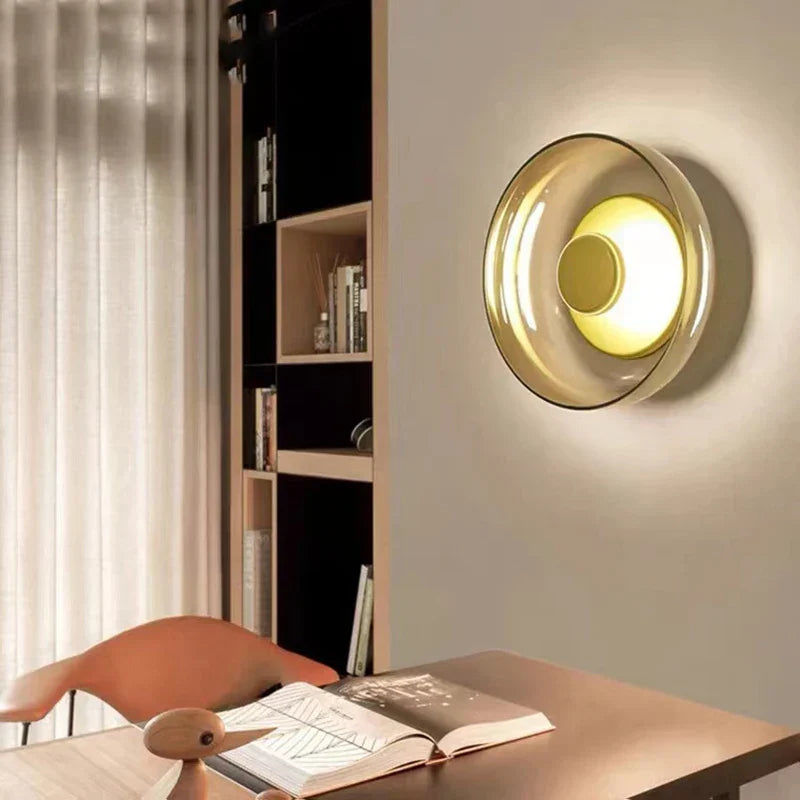 Lámpara de pared moderna con pantalla de vidrio redonda, ideal para decoración interior minimalista.