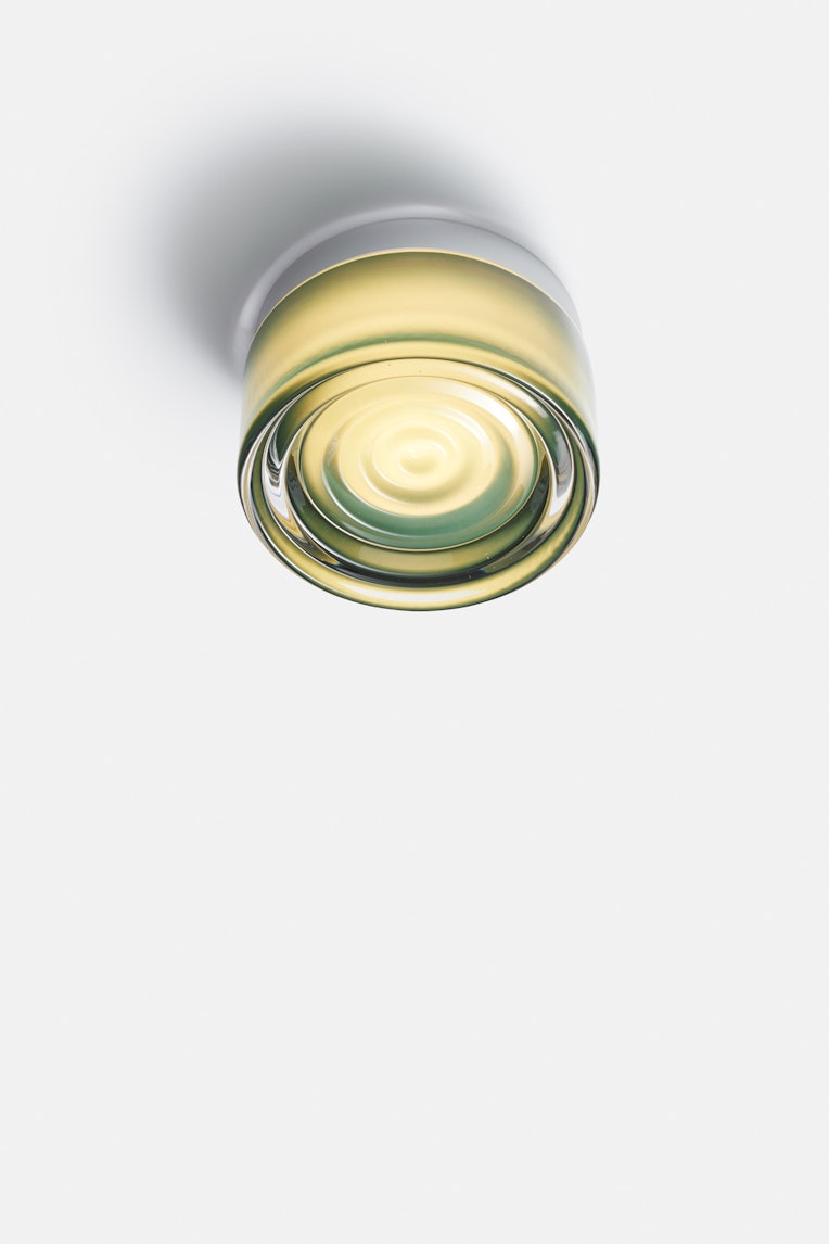 Luminaria de pared exterior LED IP65, resistente, con luz difusa y efecto ondulado para fachada.