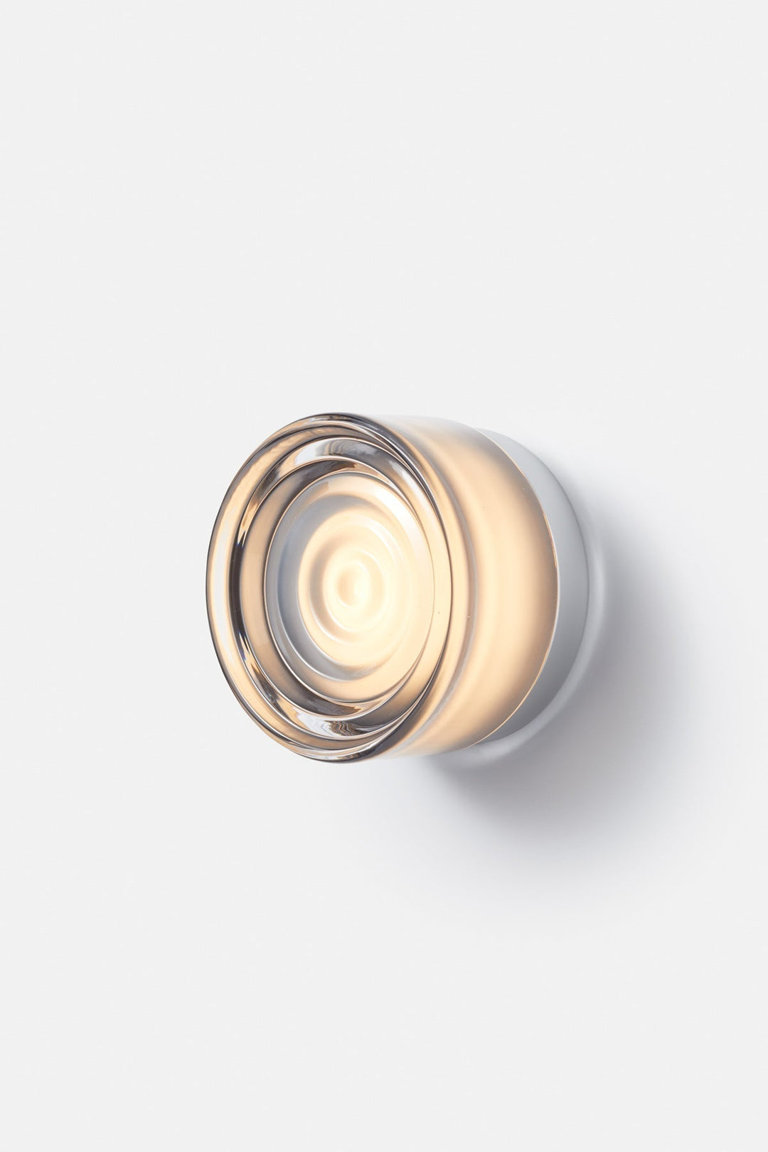 Lámpara LED IP65 resistente para exteriores, con brillo difuso y patrón de luz ondulado.
