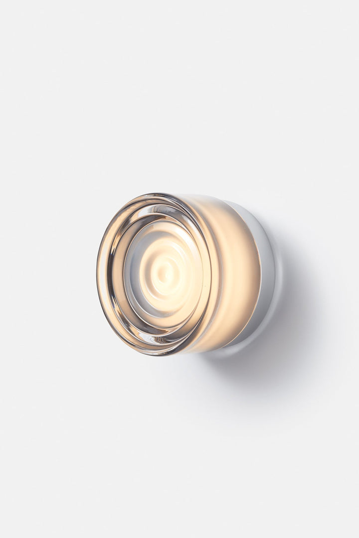 Lámpara LED IP65 resistente para exteriores, con brillo difuso y patrón de luz ondulado.