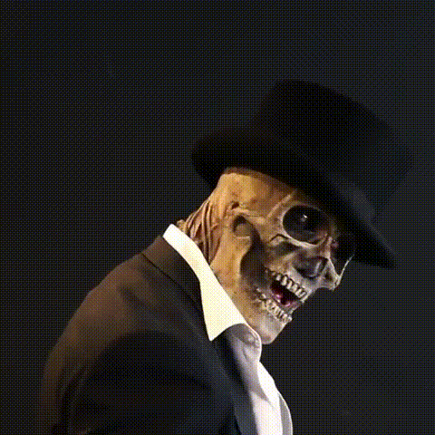 Detalle de máscara de esqueleto con cerebros realistas, ideal para cosplay de terror o fiesta de disfraces.