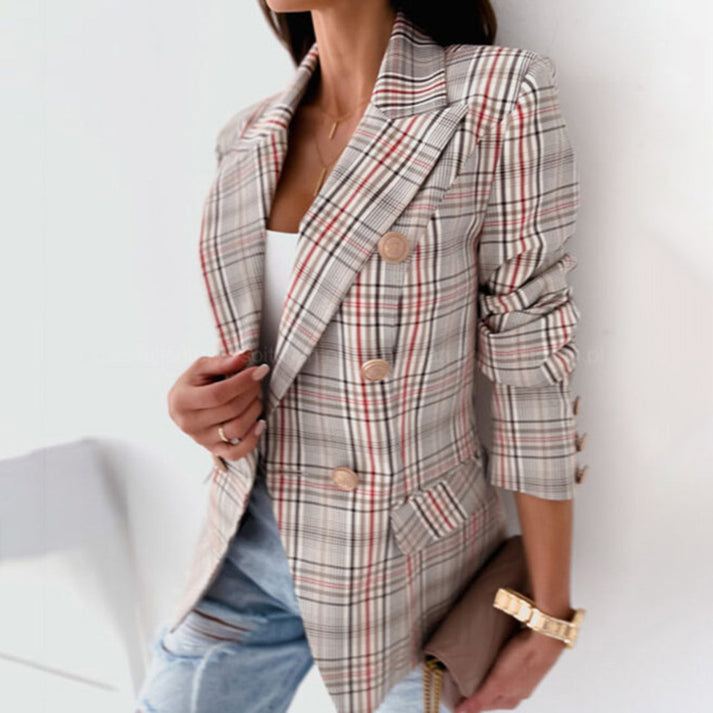 Detalle del cuello y mangas del blazer reversible de cuadros para mujer, toque chic, elegante y sofisticado.