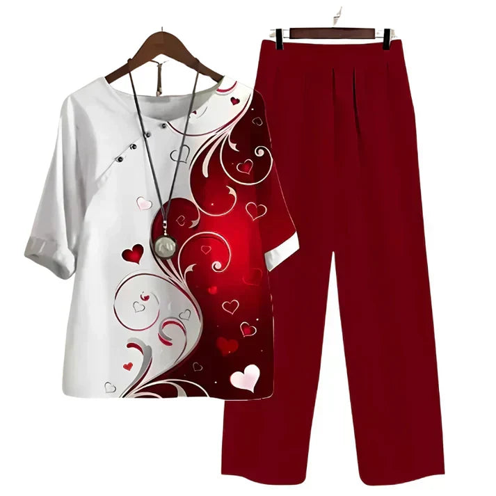 Mujer luciendo conjunto floral elegante de blusa y pantalón recto, estilo fresco y moderno para el verano.