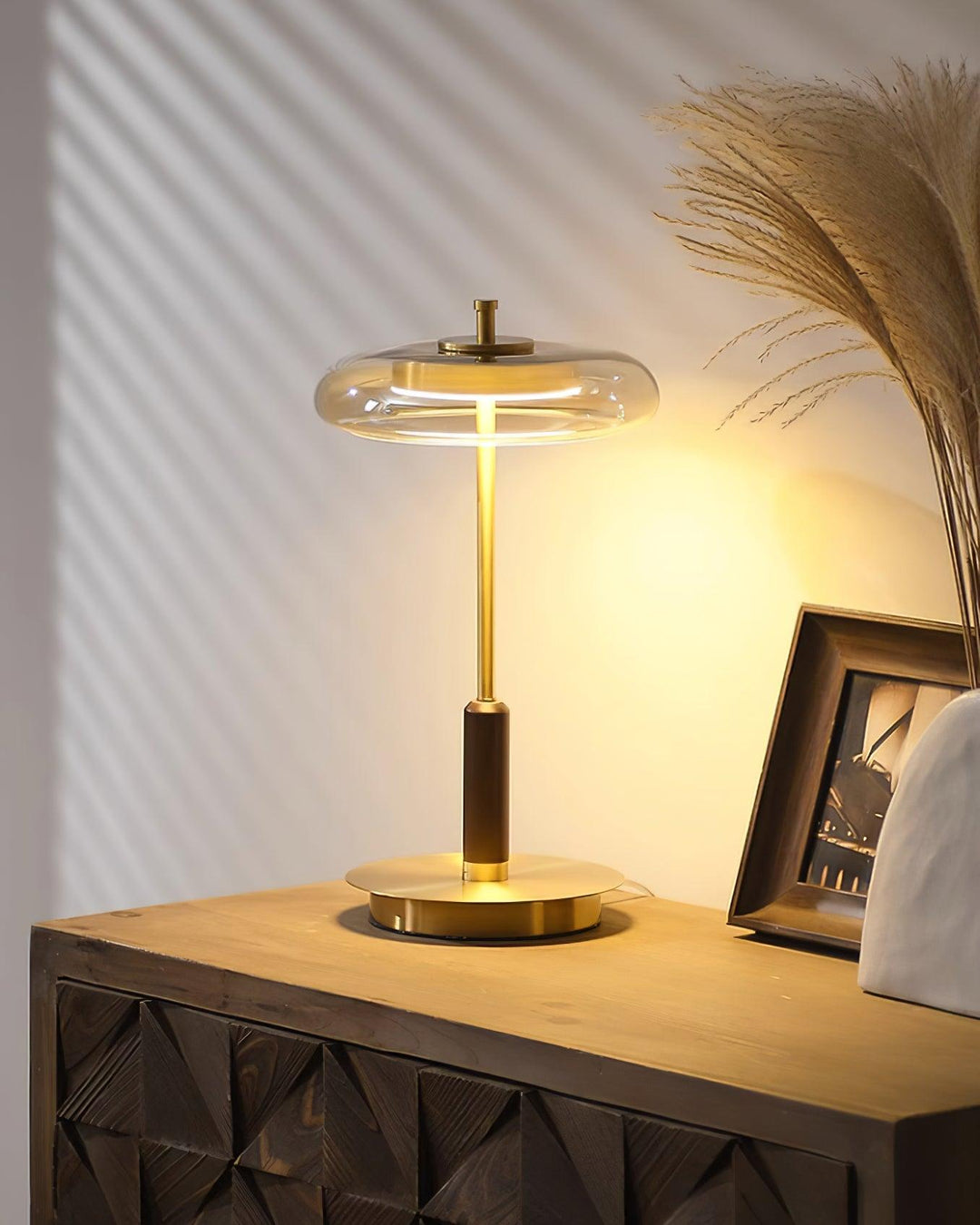 Lámpara de escritorio LED versátil, iluminación para lectura y trabajo.