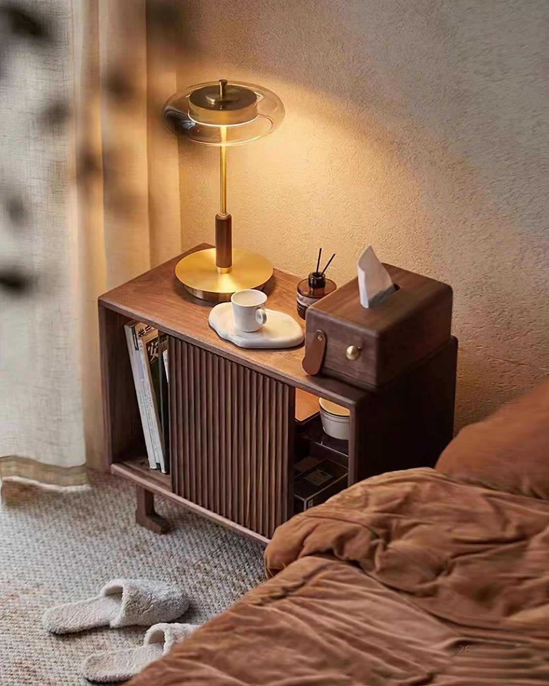 Lámpara de dormitorio LED con diseño moderno, luz cálida y acogedora.