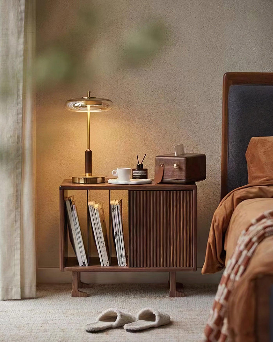 Lámpara de mesa LED para el hogar, diseño elegante y luz confortable.
