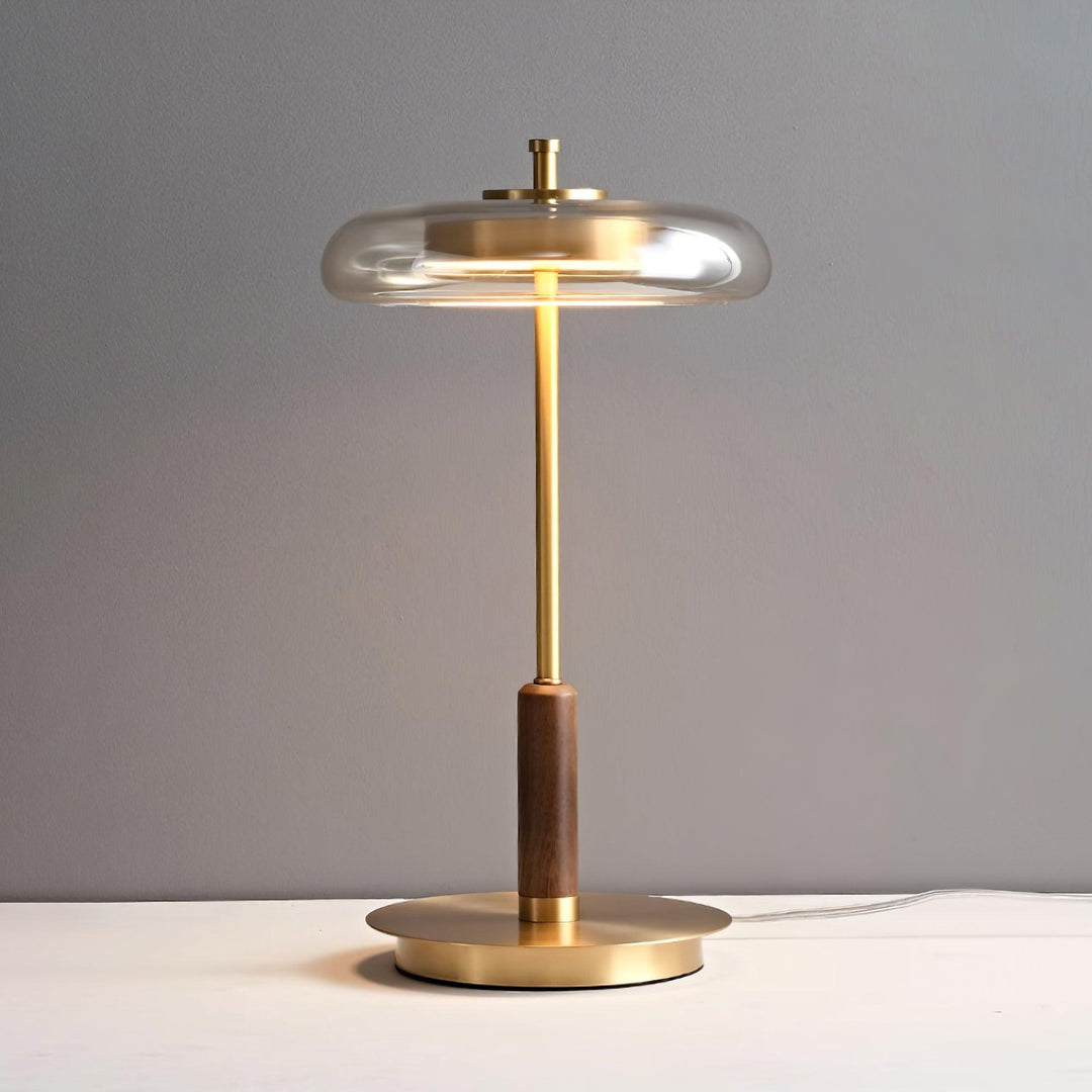 Elegante lámpara de escritorio LED con luz cálida para oficina moderna.