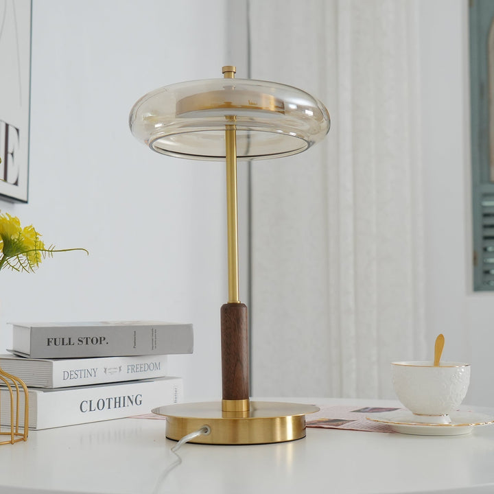 Moderna lámpara LED para interiores, ilumina con elegancia y eficiencia.