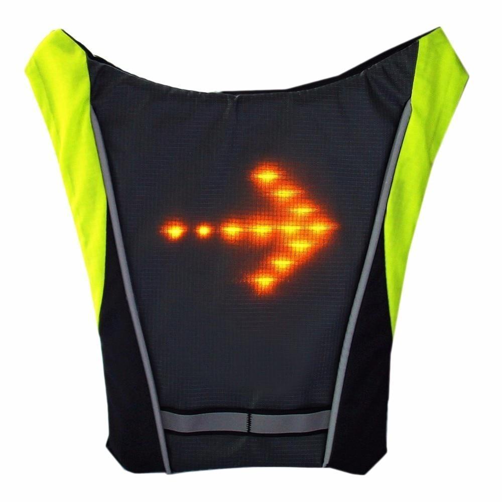 Niño usando chaleco LED reflectante para bicicleta, aumentando su seguridad vial y visibilidad.