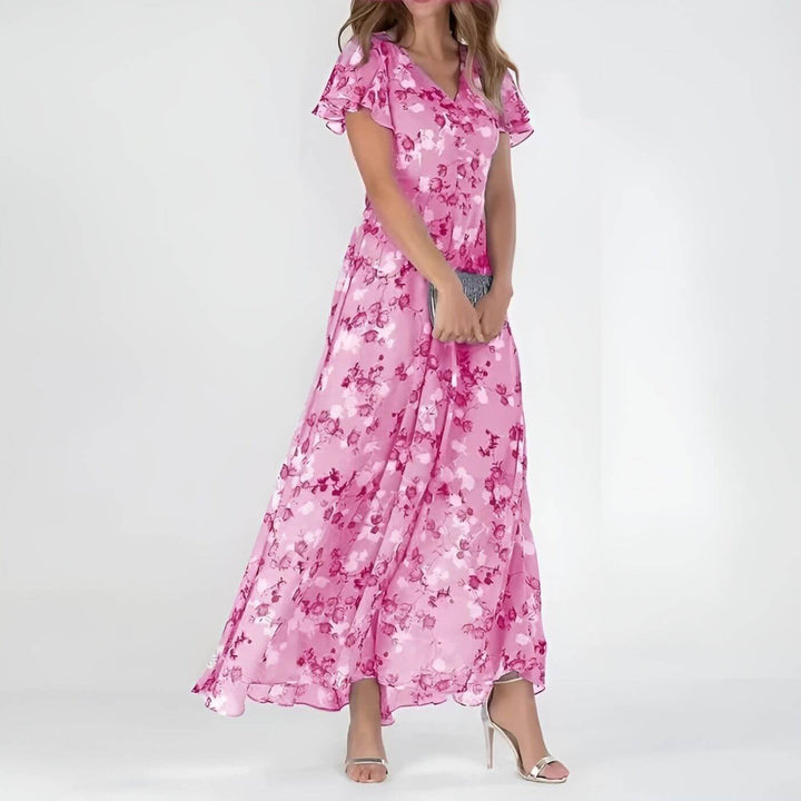 Mujer luciendo vestido maxi floral veraniego con escote en V. Prenda fluida, romántica y cómoda para eventos casuales.