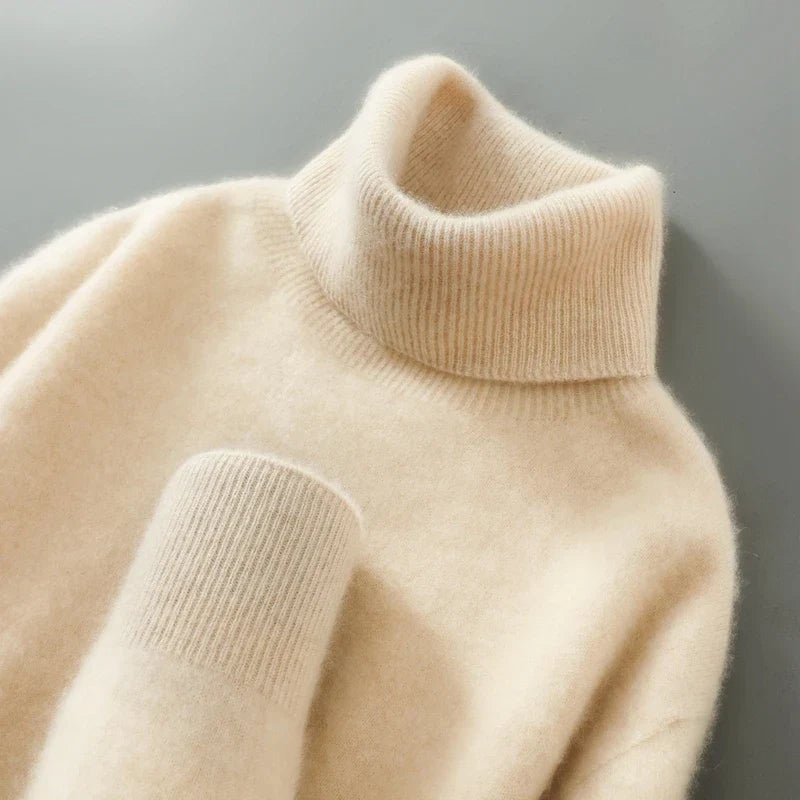 Suéter de lana suave para mujer, cuello alto y corte relaxed fit, ideal para otoño cómodo.