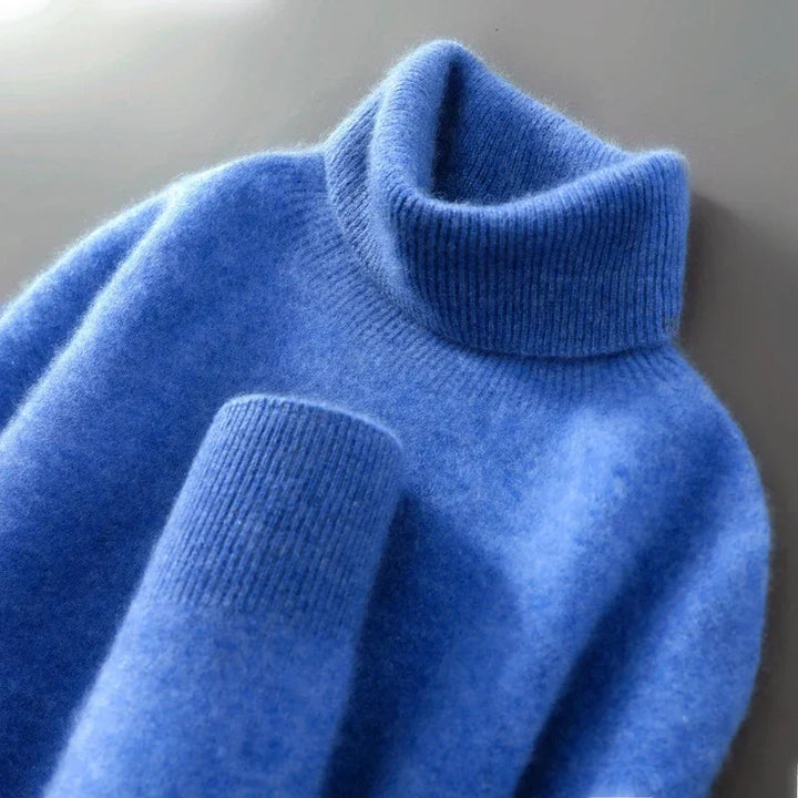 Detalle del cuello alto de jersey de lana para mujer, corte relaxed fit, ideal para otoño e invierno.