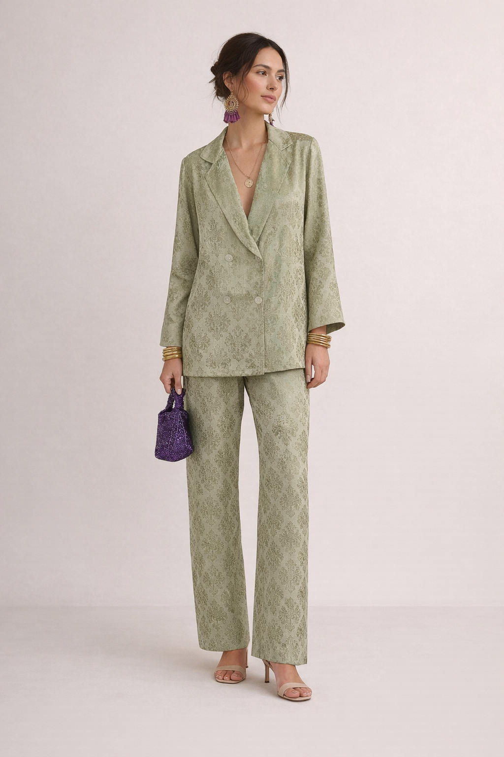 Moda floral de primavera/verano: conjunto de blazer y pantalón con estampado vibrante para mujer.