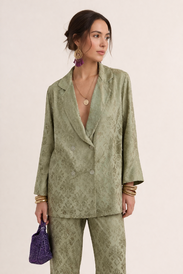 Conjunto elegante de blazer y pantalón floral para mujer, perfecto para fiesta y eventos de moda.