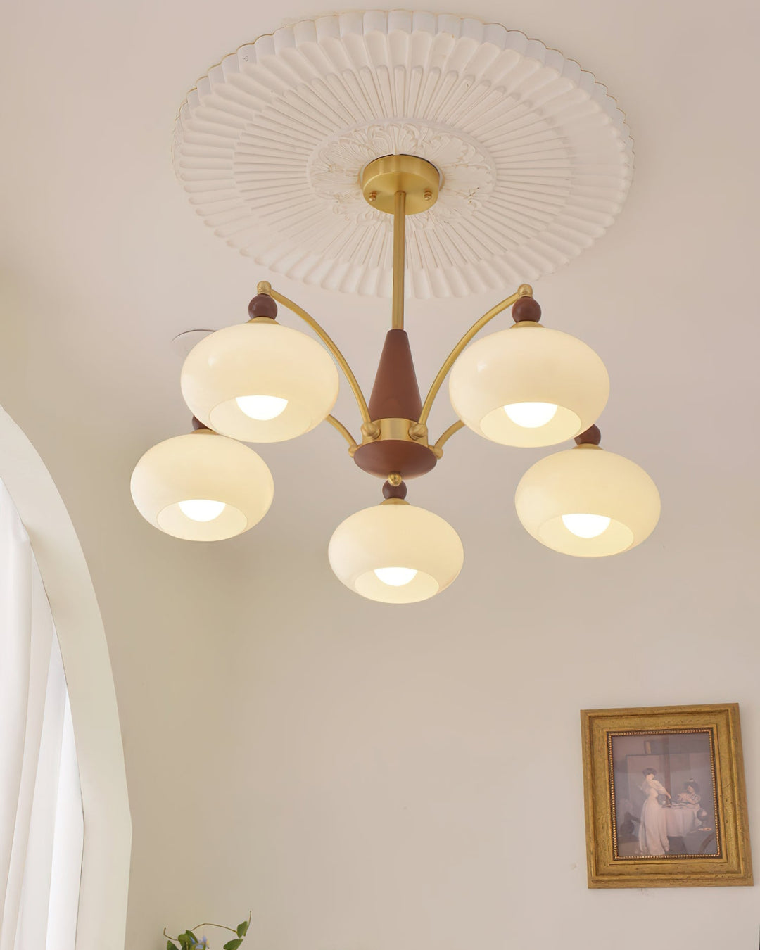 Lámpara de techo elegante, cristal opalino y diseño vintage para una iluminación única.