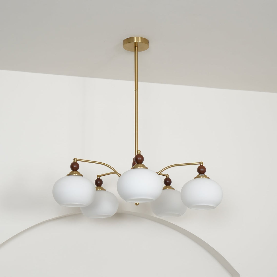 Iluminación de techo vintage, cristal opalino, aporta elegancia clásica al diseño interior.