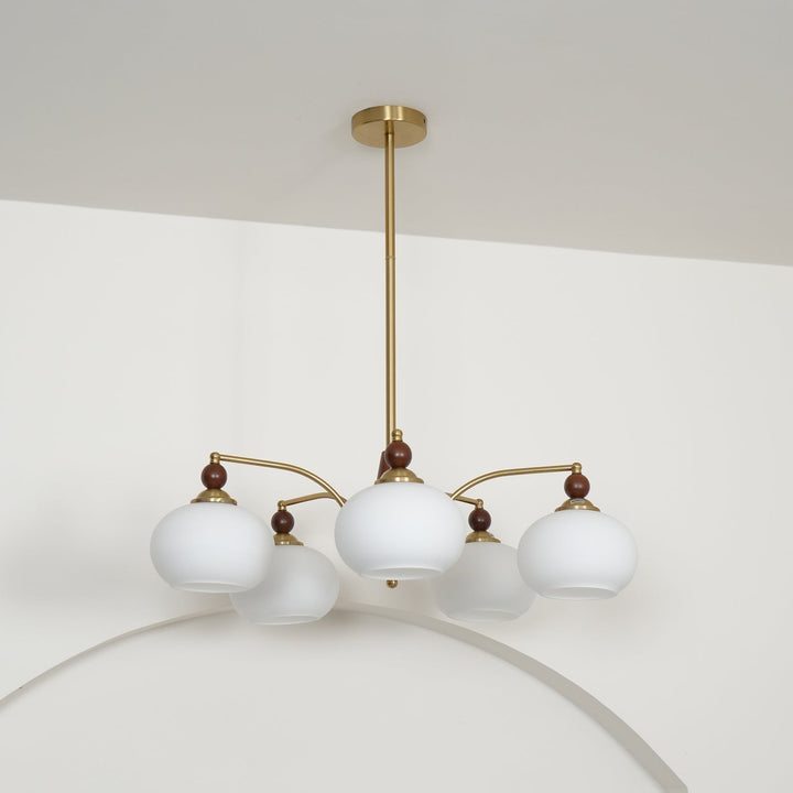 Iluminación de techo vintage, cristal opalino, aporta elegancia clásica al diseño interior.