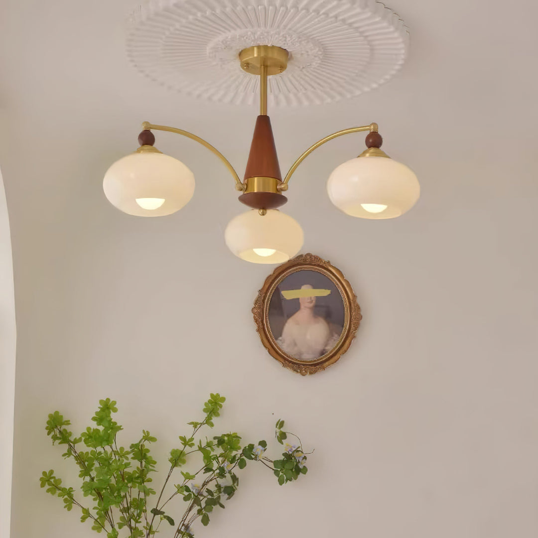 Araña de techo clásica, cristal opalino que emite luz cálida para salón y comedor.