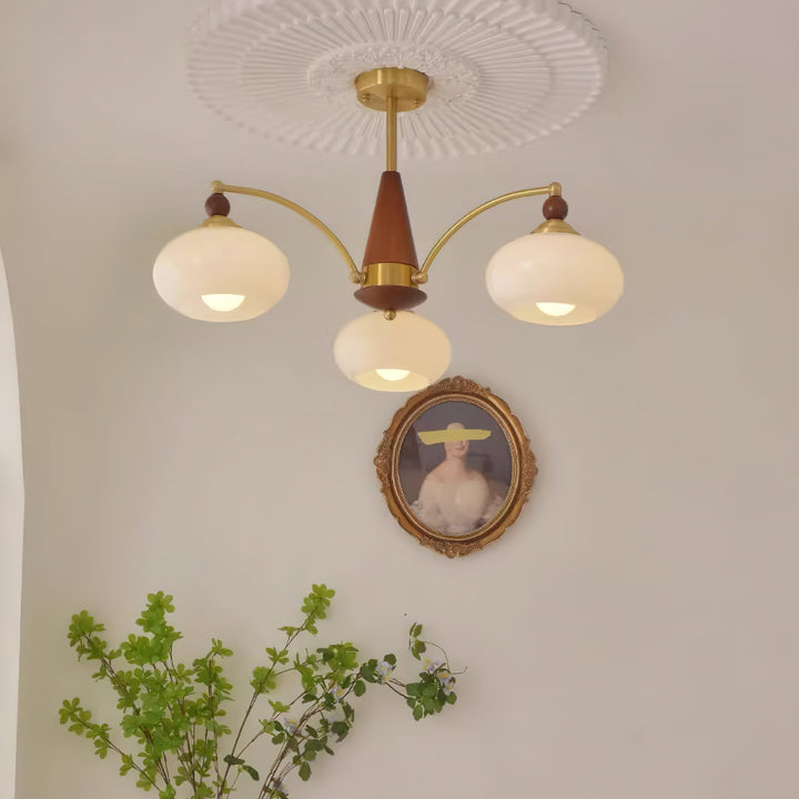Araña de techo clásica, cristal opalino que emite luz cálida para salón y comedor.
