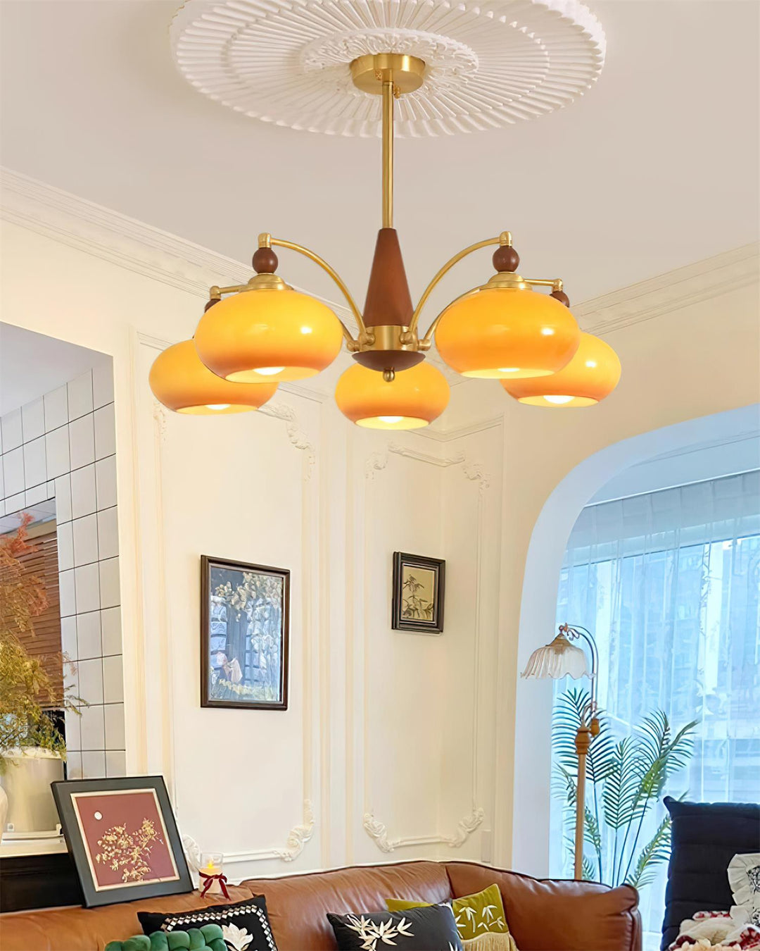 Araña de techo elegante, cristal opalino, iluminación clásica y retro para el diseño interior.