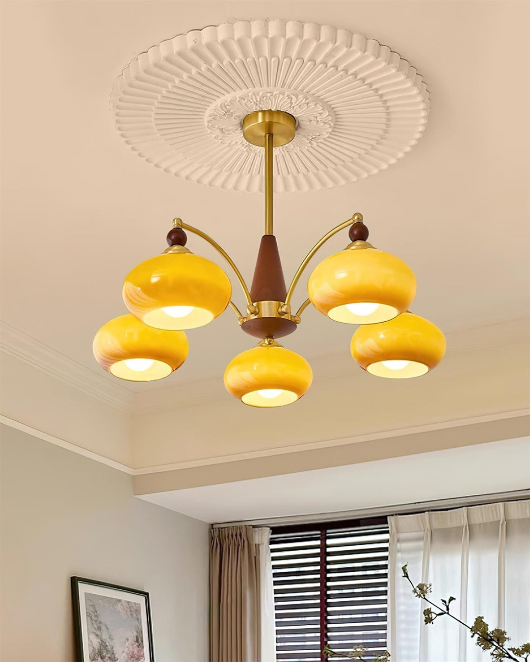 Lámpara de techo clásica, cristal opalino, crea una luz cálida y un ambiente vintage.