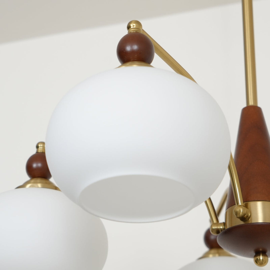 Luminaria de techo estilo retro, cristal opalino, aporta un ambiente cálido y elegante.