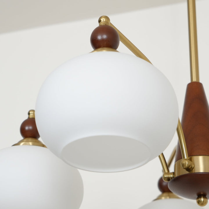 Luminaria de techo estilo retro, cristal opalino, aporta un ambiente cálido y elegante.